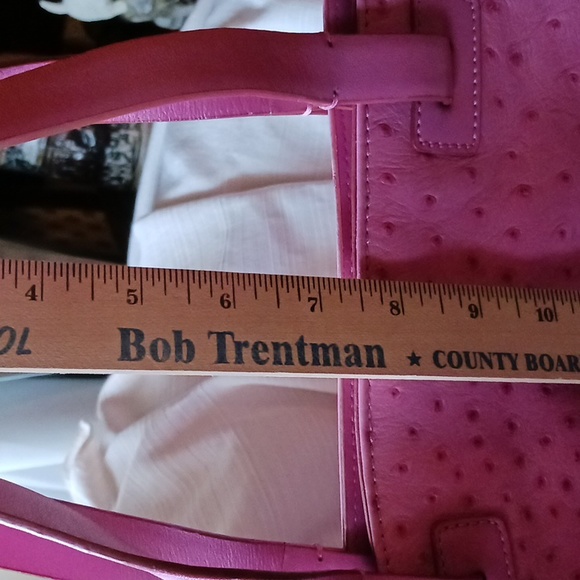 Signed Olsen leather tote bad.  Light rosy-pink, embossed ostrich print. - Picture 4 of 6